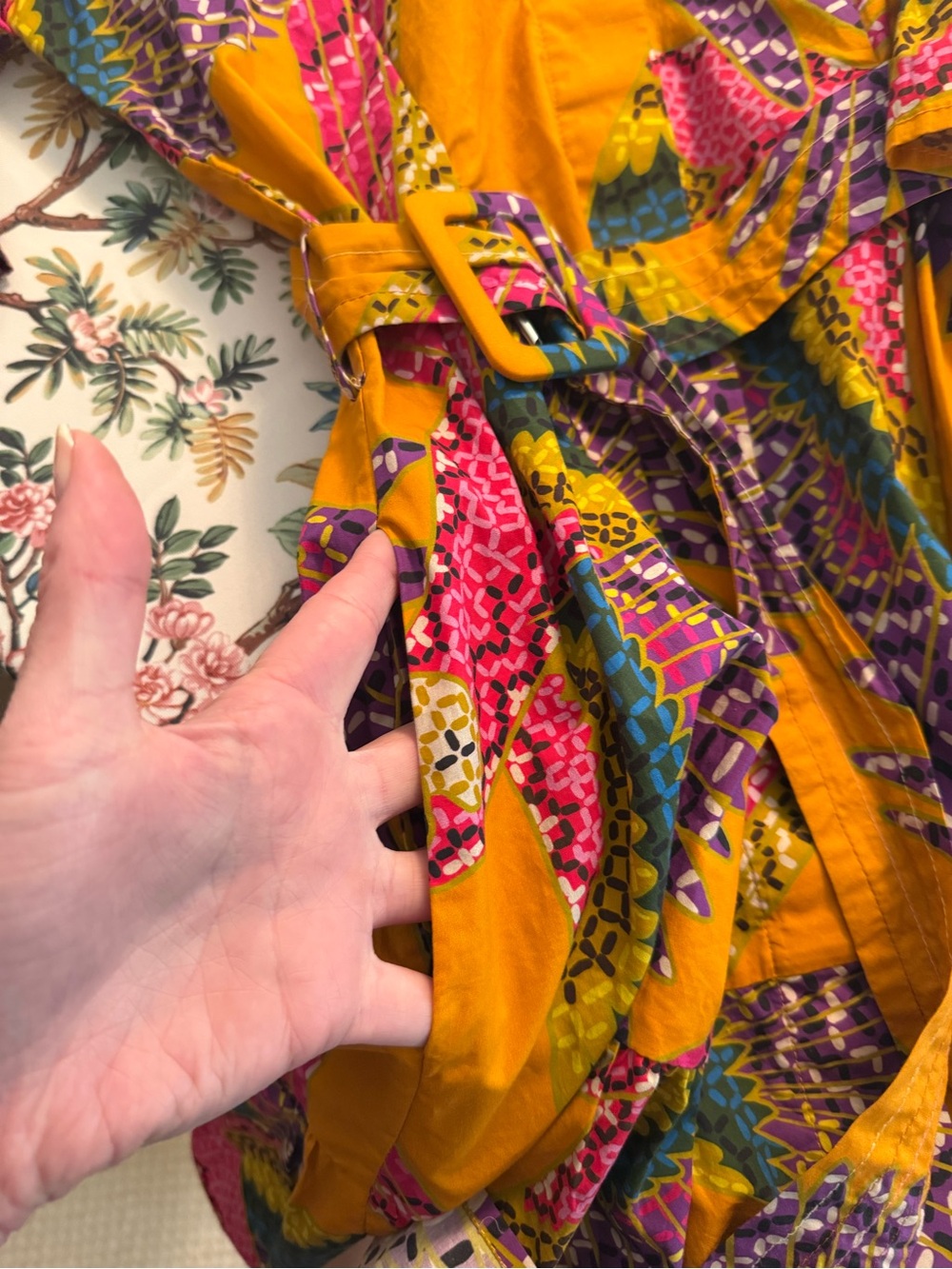 Parrot-themed, belted FARM Rio mini dress with three-quarter sleeves - Picture 8 of 9